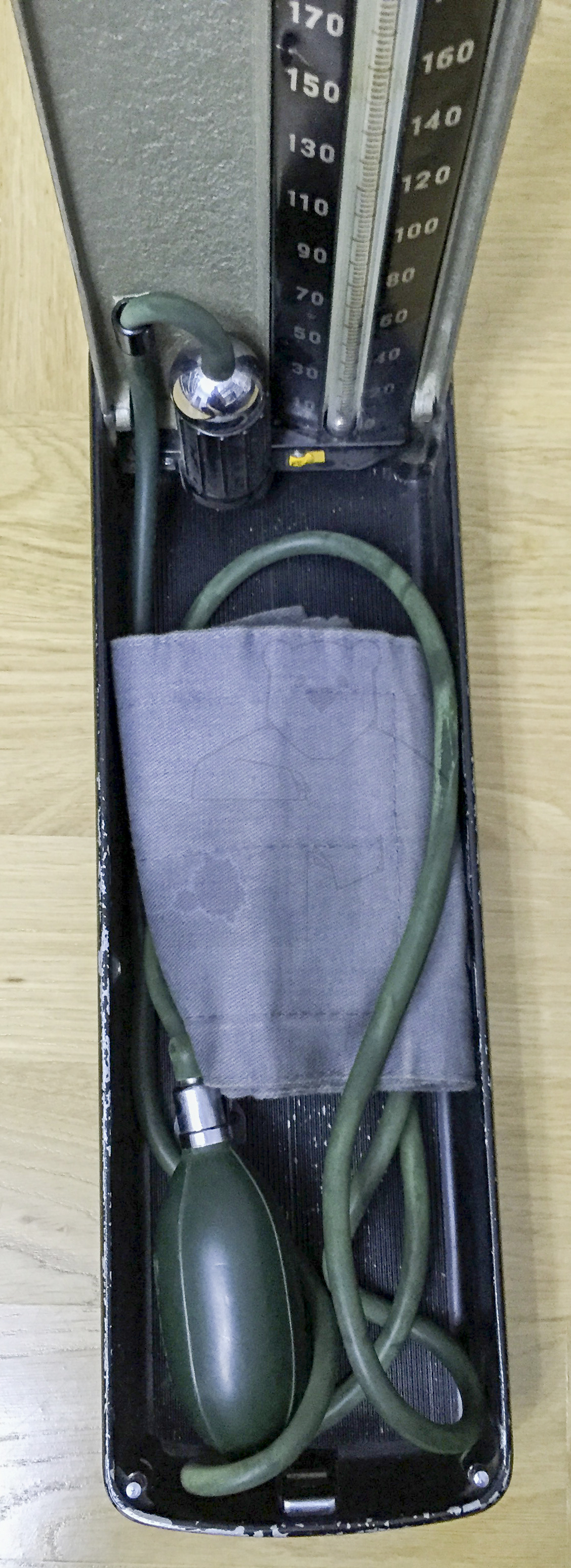 Erka 300 Blutdruckmesser (Sphygmomanometer), Originalzustand, 1960'er Jahre, Manschette und Gebläseball